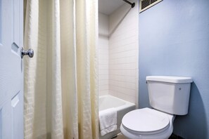 Zimmer, 2 Queen-Betten | Badezimmer