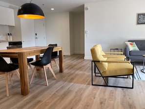 Apartamento superior, 2 quartos | Área de estar | TV de tela plana