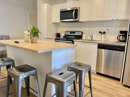 Refrigerador con freezer, microondas, horno, lavavajillas