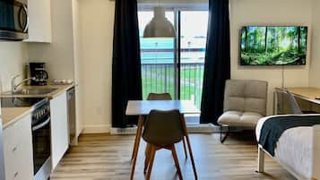 3 habitaciones, escritorio y espacio para trabajar con laptop