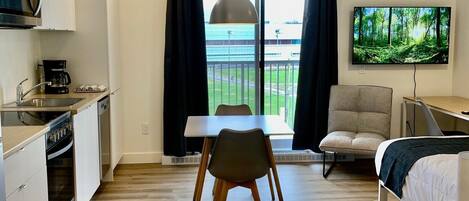 Estudio estándar | 3 dormitorios, escritorio, espacio para trabajar con un portátil