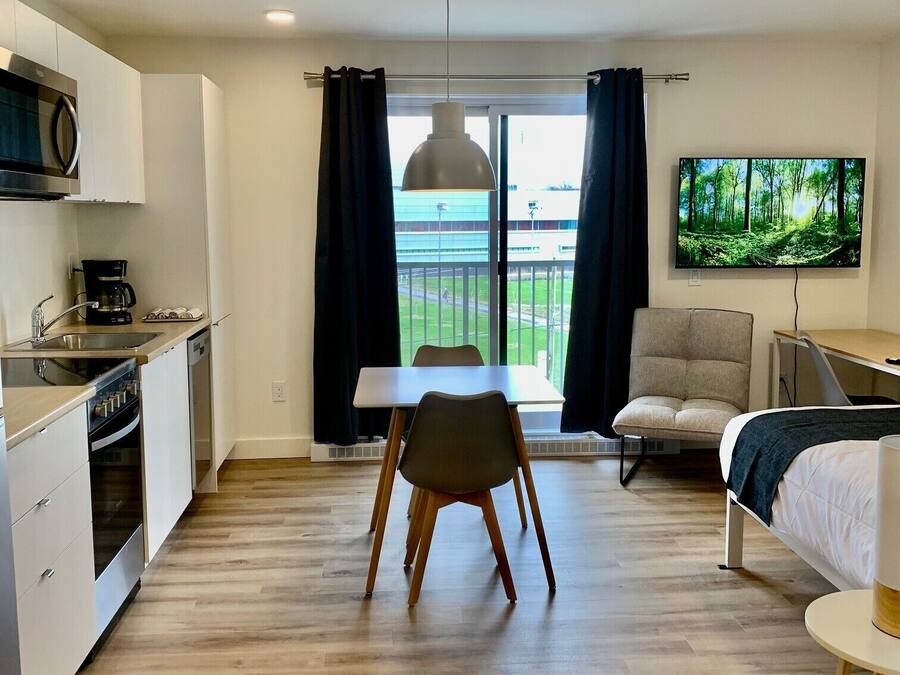 Studio Standar | Meja kerja, ruang kerja ramah laptop, Wi-Fi gratis, dan seprai linen