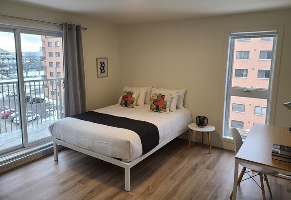 Standard Apartment, 3 Bedrooms | Desk, laptop workspace, free WiFi, bed sheets