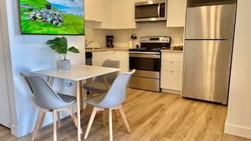 Refrigerador con freezer, microondas, horno, lavavajillas