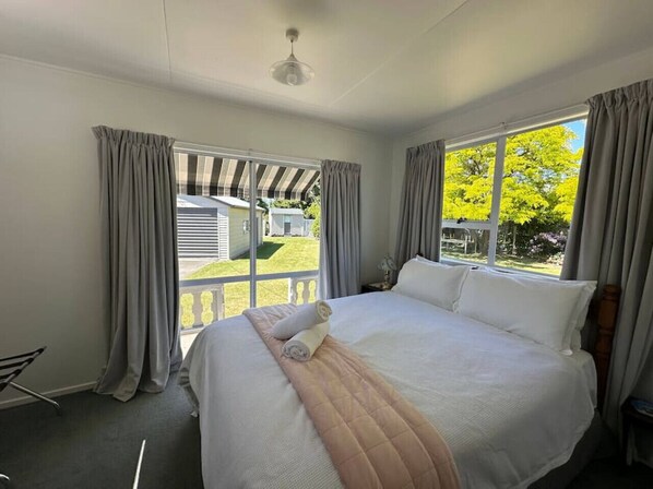 3 bedrooms, free WiFi, bed sheets - Pukaki Paradise, Twizel. (Twizel)
