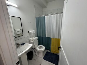 Handtücher, Seife, Shampoo, Toilettenpapier