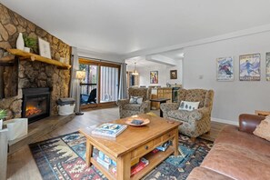 TV, fireplace - SKI-IN Condo in Breckenridge (Breckenridge)
