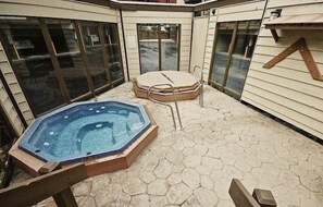 Indoor spa tub - SKI-IN Condo in Breckenridge (Breckenridge)