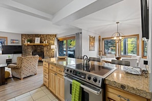 冷蔵庫、電子レンジ、オーブン、コンロ