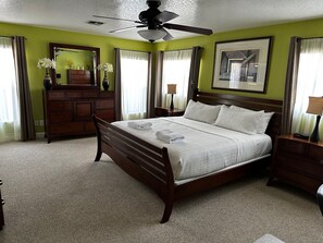 3 soveværelser, pengeskab på værelset, skrivebord, strygejern/strygebræt