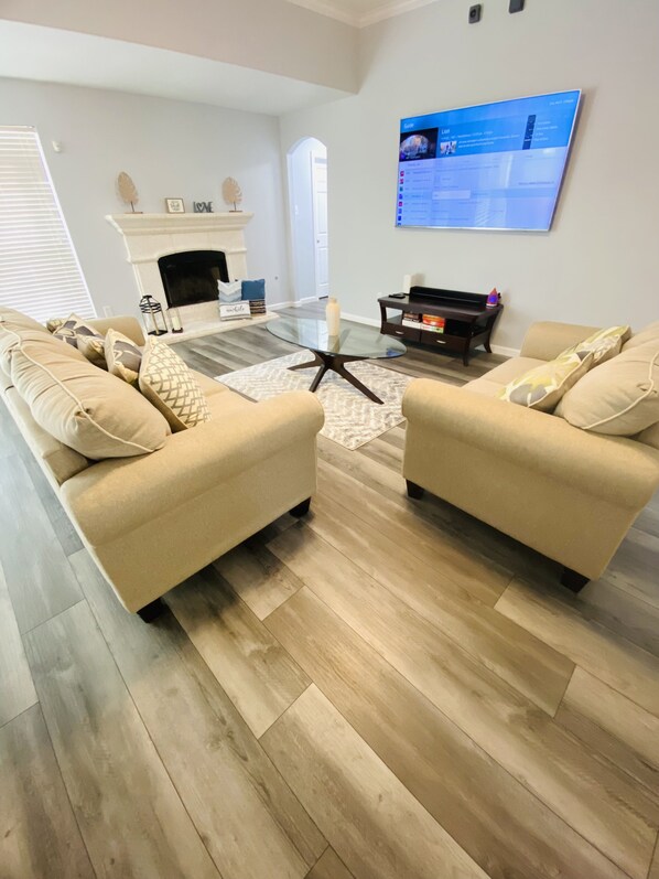 Smart TV, fireplace