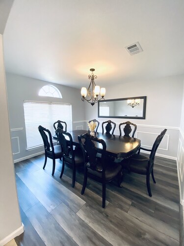 Come relax at a private home at Walden on Lake Houston.