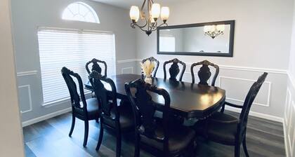 Come relax at a private home at Walden on Lake Houston.