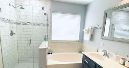 Come relax at a private home at Walden on Lake Houston.