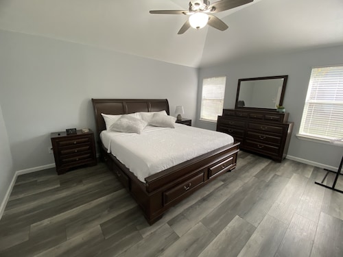 Come relax at a private home at Walden on Lake Houston.
