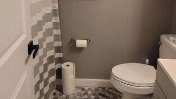 Secadora de cabello, toallas, jabón, shampoo