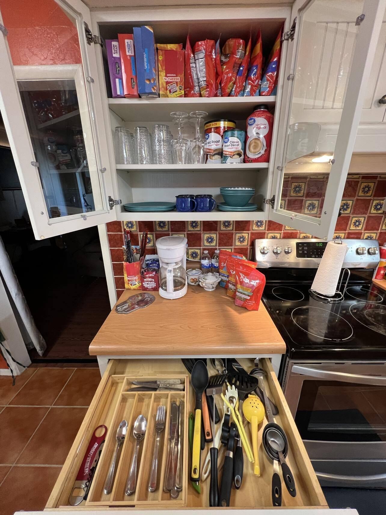 Wasserkocher mit Kaffee-/Teezubehör, Kühlschrank, Mikrowelle, Ofen