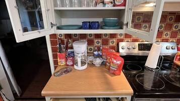 Wasserkocher mit Kaffee-/Teezubehör, Kühlschrank, Mikrowelle, Ofen