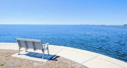 Spacious 3 Bedroom, 2 Bath Condo with Direct View of the Gulf of Mexico.