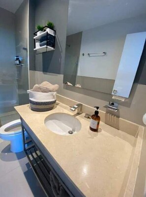 Asciugacapelli, asciugamani, sapone, shampoo