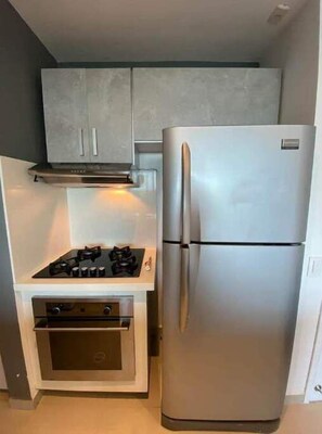 Refrigerador, microondas, horno y parrilla de estufa 