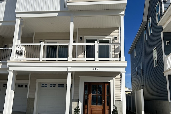 Beautiful 5 Bedroom 3 Floor Townhouse