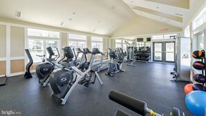 Academia com esteiras, elípticos e equipamentos de musculação.