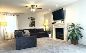 Smart TV, chimenea, reproductor de DVD y futbolito 