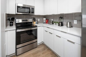 Refrigerador, microondas, horno, placa de cocina