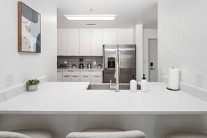 Frigorífico, microondas, horno y placa de cocina