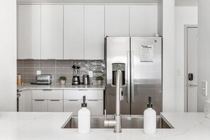 Fridge, microwave, oven, stovetop - Carolina Blue | Stunning Views, Free Parking+WiFi (Charlotte)