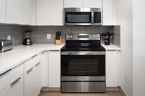 Køleskab, mikrobølgeovn, ovn, kogeplade