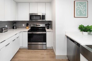 冷蔵庫、電子レンジ、オーブン、コンロ