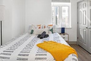 4 室のベッドルーム、デスク、アイロン / アイロン台、WiFi (無料)