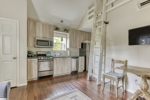 Tabor Cottage: Detached Guest House SE Portland.