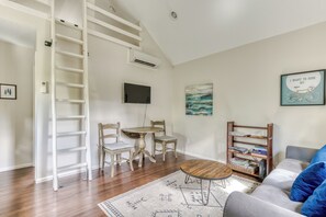 TV - Tabor Cottage: Detached Guest House SE Portland. (Portland)