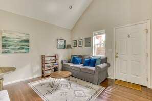 TV - Tabor Cottage: Detached Guest House SE Portland. (Portland)