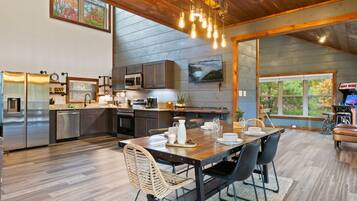 Family Cabin | Dining room