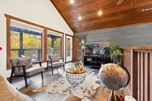 家庭小屋 | 客廳 | 52 吋智能電視連數碼電視頻道