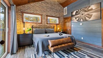 Family Cabin | 2 bedrooms, desk, free WiFi, bed sheets