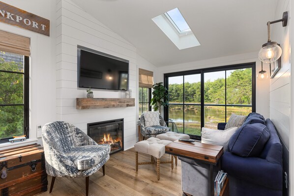 Smart TV, fireplace