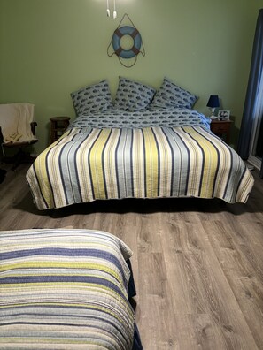 3 bedrooms, bed sheets - The Bluebird.  Cozy cottage on the lake, tucked away from the main channel. (Village of Four Seasons)