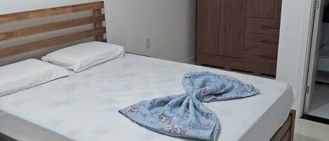 2 عدّة غرف نوم ومكواة/لوح كي وواي فاي مجانًا وملاءات أسرّة