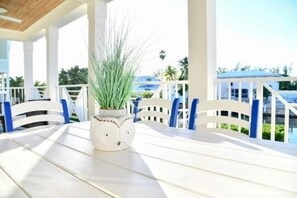 Outdoor dining - Casa Marquez (Marathon)