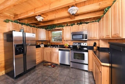 INDOOR/OUTDOOR POOL, IN BEST RESORT. CLOSE TO MAJOR ATTRACTIONS!!
