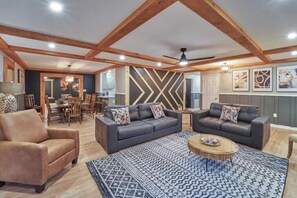 Smart TV, fireplace, video games, DVD player - ENTERTAINMENT GALORE!NEWLY UPGRADED -GREAT LOCATION, CLOSE TO MAJOR ATTRACTIONS! (Sevierville)