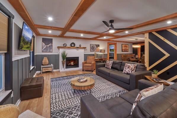 Smart TV, fireplace, video games, DVD player - ENTERTAINMENT GALORE!NEWLY UPGRADED -GREAT LOCATION, CLOSE TO MAJOR ATTRACTIONS! (Sevierville)