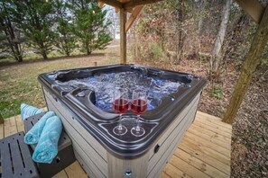 Outdoor spa tub - ENTERTAINMENT GALORE!NEWLY UPGRADED -GREAT LOCATION, CLOSE TO MAJOR ATTRACTIONS! (Sevierville)