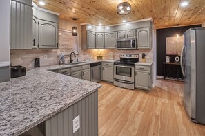 Fridge, microwave, oven, stovetop - ENTERTAINMENT GALORE!NEWLY UPGRADED -GREAT LOCATION, CLOSE TO MAJOR ATTRACTIONS! (Sevierville)