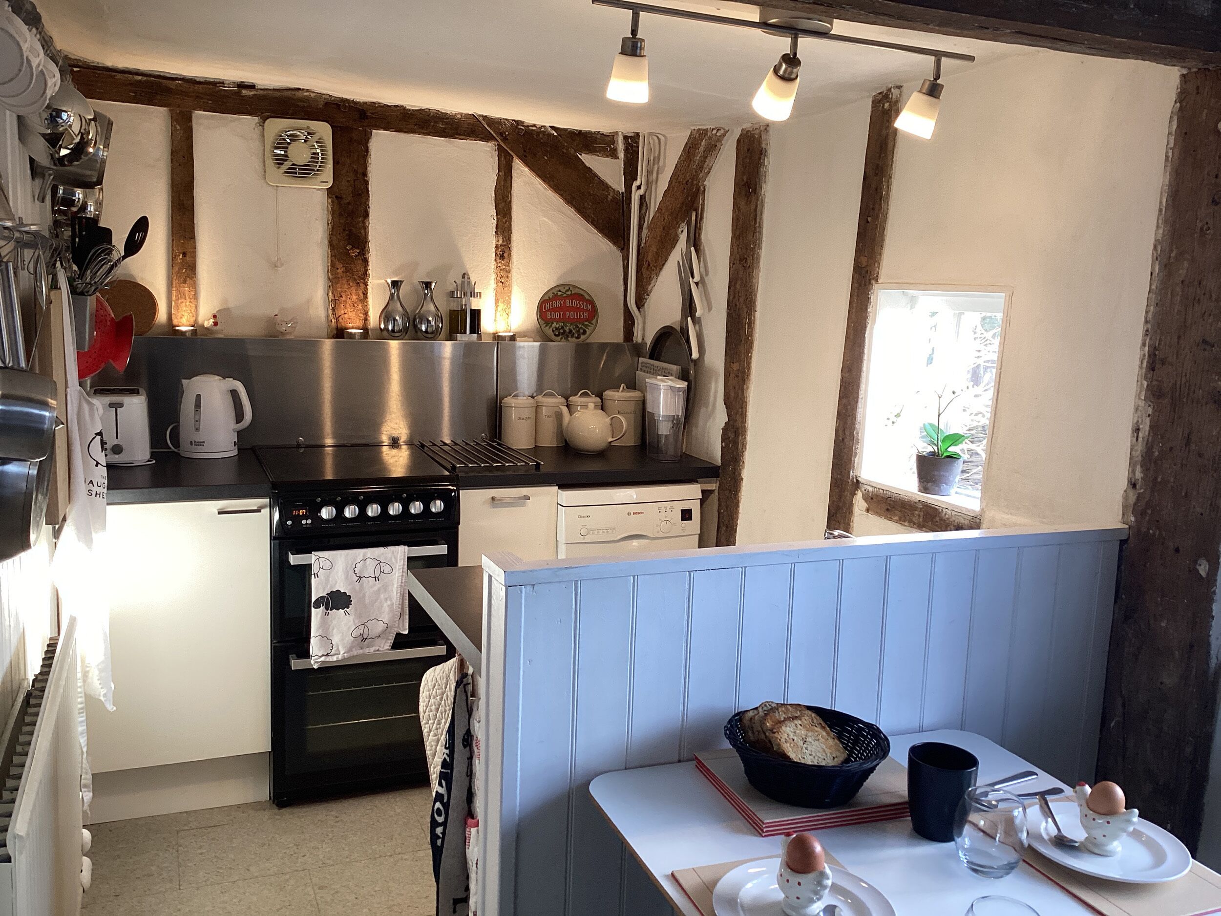 BLACK SHEEP COTTAGE, family friendly, with open fire in Saxmundham